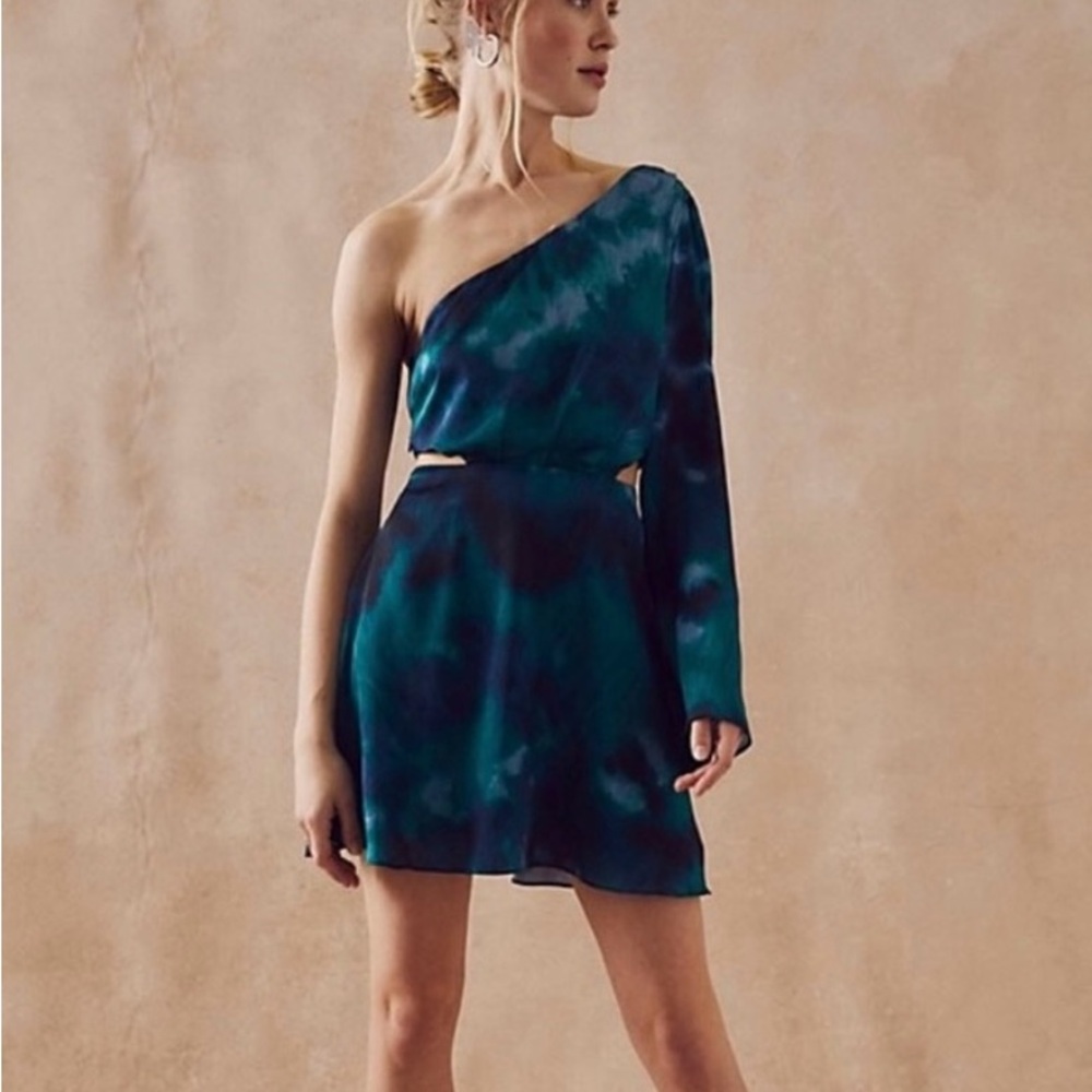 NWT Free People one shoulder cut out dress in blue motif. Size 8
